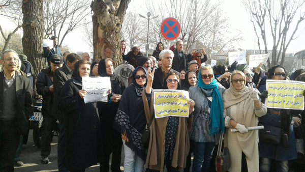 تجمع بازنشستگان کشوری در تهران در مقابل سازمان برنامه و بودجه 