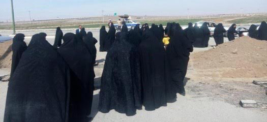 تجمع اعتراضی زنان میامی در استان سمنان به وضعیت مرکز درمانی 