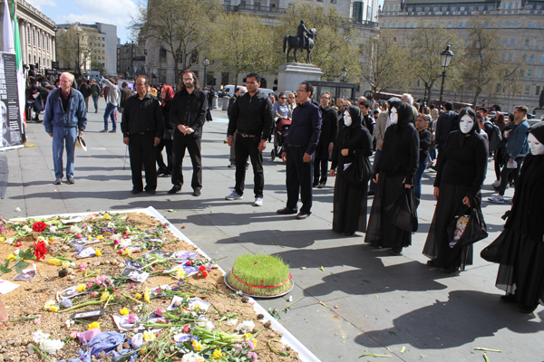 نمایشگاه اعدام - همبستگی با جنبش دادخواهی قتل عام ۶۷ - لندن - میدان ترافلگار
