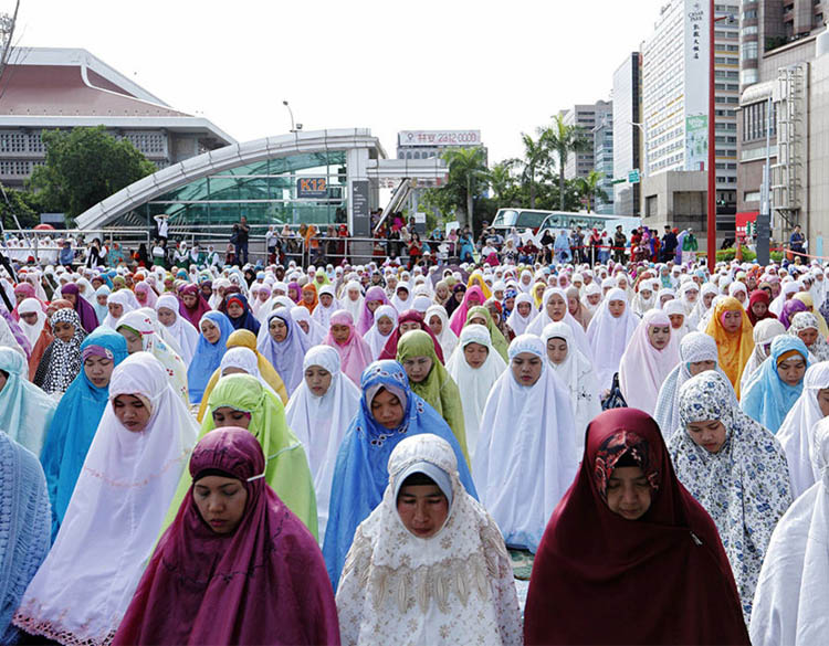 مراسم عید سعید فطر در پنج قاره جهان