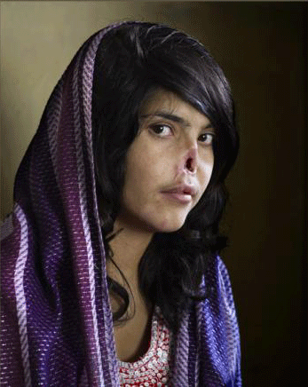 verstümmelten Frau aus Afghanistan hat die südafrikanische Fotografin Jodi Bieber den "World Press Photo Award 2010" gewonnen. Der Ehemann hatte der 18-jährigen Bibi Aischa Nase und Ohren abgeschnitten. "Es ist ein hervorragendes Bild, ein anderes Bild, ein furchterregendes Bild", sagte Juror Vince Aletti. "Es zeigt nicht nur diese einzelne Frau, sondern die Lage der Frauen in der Welt."همسر این زن افغانی بینی او را برید  عکاس یک زن از افریقای جنوبی 