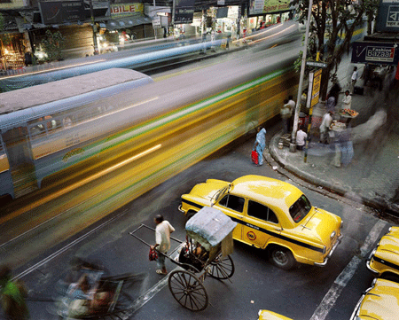 Straßenszene in Kalkutta/Indien. Mit seiner Serie zu diesem Thema erhält der Niederländer Martin Roemers den ersten Preis für die Sparte "Alltagsleben - Reportage". (Foto: Reuters)زندگی روزمره - عکسی از شهر کلکته که عکاس هلندی برنده جایزه بهترین عکس از زندگی مردم شد 