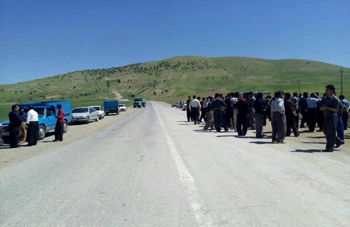 کاسبکاران معترض ثلاث باباجانی جاده مرزی را بستند