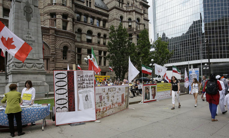 همبستگی هواداران مجاهدین در تورنتو با زندانیان سیاسی اعتصابی در زندان گوهردشت 