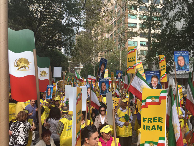 تظاهرات نه به آخوند روحانی ایرانیان آزاده در مقابل مقر ملل متحد در نیویورک