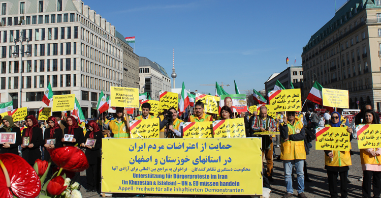 برلین-دروازده براندنبورگ بزرگداشت حماسه فروغ اشرف در ۱۹ فروردین ۱۳۹۰  حمایت قیام سراسری مردم ایران