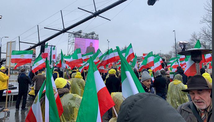 تظاهرات ایرانیان آزاده در ورشو همزمان با اجلاس بین المللی ورشو
