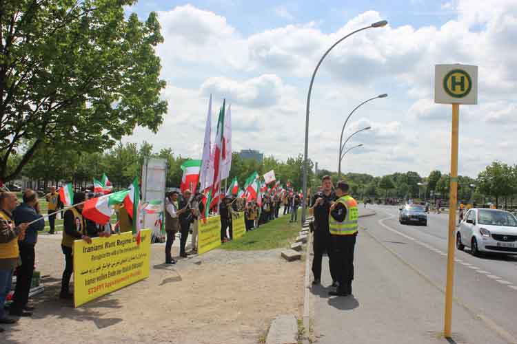 تظاهرات ایراینان آزاده در برلین همزمان با حضور وزیر خارجه آمریکا 