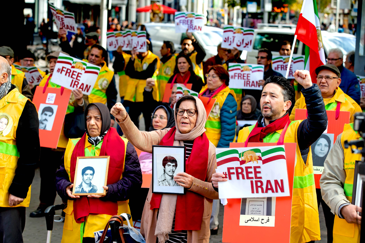 تظاهرات ایرانیان آزاده در هلند بمناست روز جهانی مبارزه با اعدام