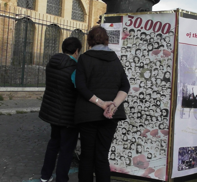 نمایشگاه و میز کتاب افشاگرایانه علیه اعدام در رم