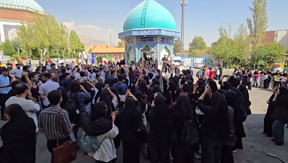 تظاهرات دانشجویان در دانشگاه علامهٔ تهران با شعار «تا آخوند کفن نشود، این وطن وطن نشود»