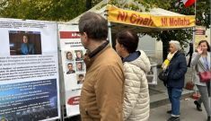 برگزاری میز کتاب توسط هواداران سازمان مجاهدین در هوای طوفانی در پاریس